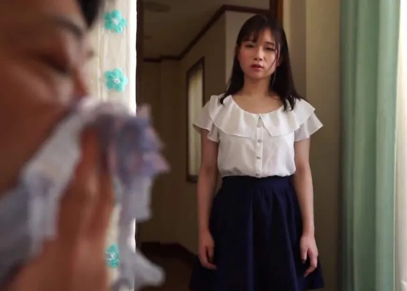 Cục cưng phát hiện bố dượng biến thái ngửi đồ lót của mình